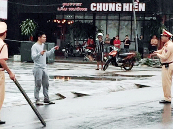 Thanh niên ngáo đá cầm dao 'lang thang' giữa đường