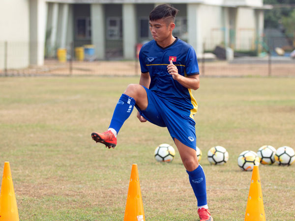 U19 Việt Nam phải tập bóng ném vì mặt sân tại Indonesia quá xấu