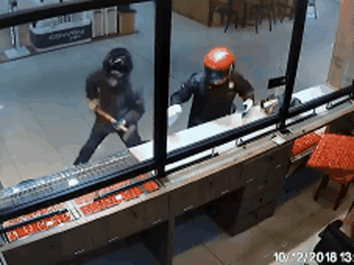 Video: Cướp đập kính còn chưa vỡ, nhân viên đã 'nhiệt tình' vơ hết vàng giao nộp