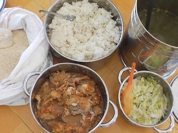 Vụ phụ huynh tận mắt chứng kiến bữa cơm 'khủng khiếp': Hiệu trưởng khóc nghẹn vì áp lực