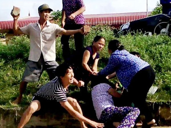 Bị ngăn chặt cây hoa sữa, 8 người xông ra đánh, chém vợ chồng hàng xóm dã man