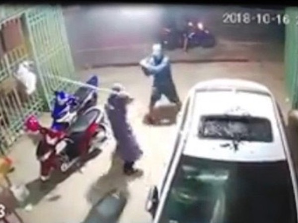 Clip: Nhóm côn đồ hung hãn đập nát ô tô rồi phóng thẳng đi Quất Lâm