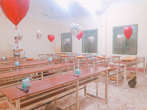 Lớp nhà người ta: Tặng quà 20/10 cho các bạn nữ toàn là băng vệ sinh, mỳ hộp, dép tổ ong...