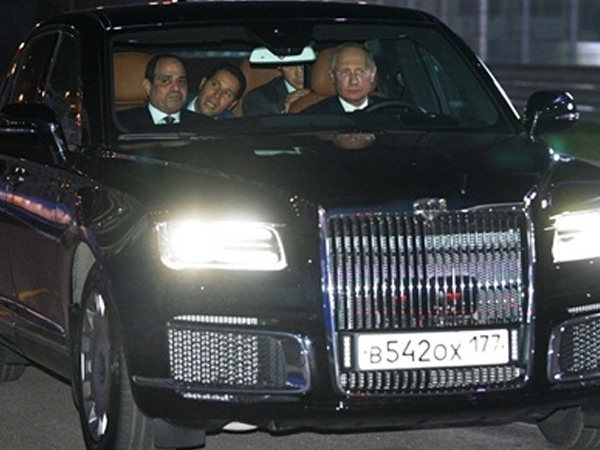Putin lái xe chở Tổng thống Ai Cập xem đường đua F1