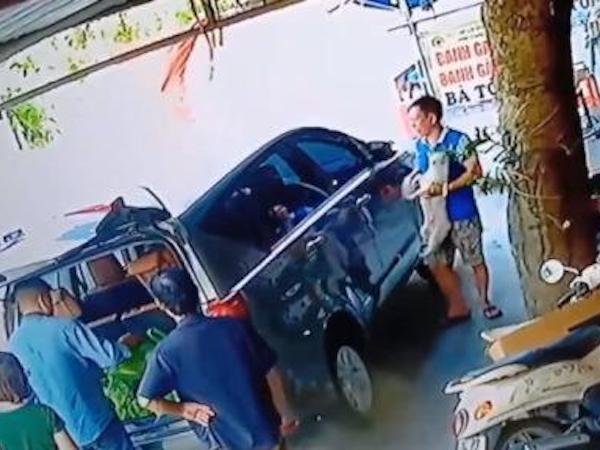 Thanh niên đi xế hộp tiện tay bế trộm chó: Nửa đêm đến xin không làm căng