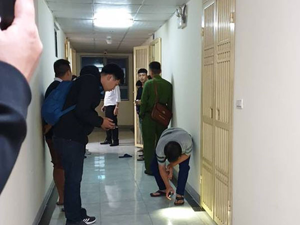 Bé sơ sinh rơi xuống sân chung cư, hai cô gái được đưa đi để làm rõ