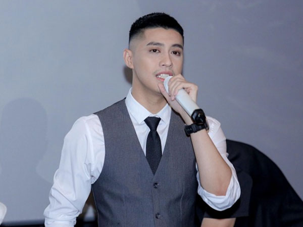 Không cần đội mũ kín mít nữa, Noo Phước Thịnh chính thức xuất hiện với mái tóc 'phong trần điểm 10' trước truyền thông rồi đây!