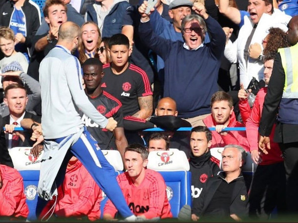 HLV Mourinho nổi nóng, muốn đánh nhau với trợ lý của Sarri