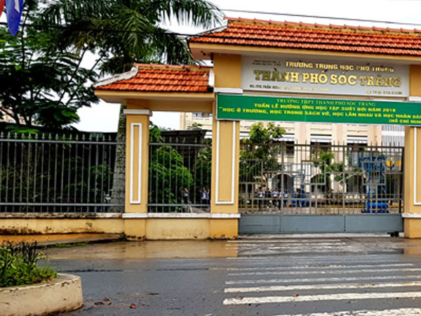 Nam sinh lớp 12 bị tấn công bằng dao tại trường