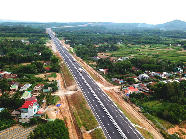 Sau 'ổ gà', cao tốc 34.500 tỷ Đà Nẵng - Quảng Ngãi bị thấm nước mưa