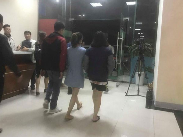 Trẻ sơ sinh rơi từ chung cư Linh Đàm: Người mẹ từng nhận nhiều giấy khen