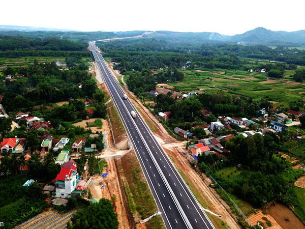 Cao tốc 34.500 tỷ Đà Nẵng - Quảng Ngãi thấm dột do thi công ẩu?