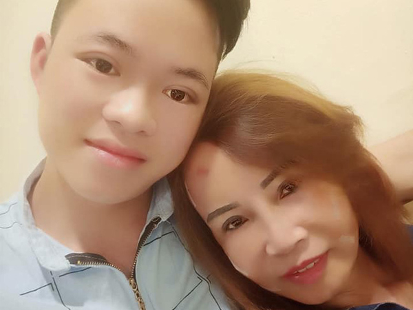 Chú rể 26 tuổi tự dành dụm mua tặng vợ 62 tuổi kim cương làm quà 20/10 khiến dân mạng ghen tị