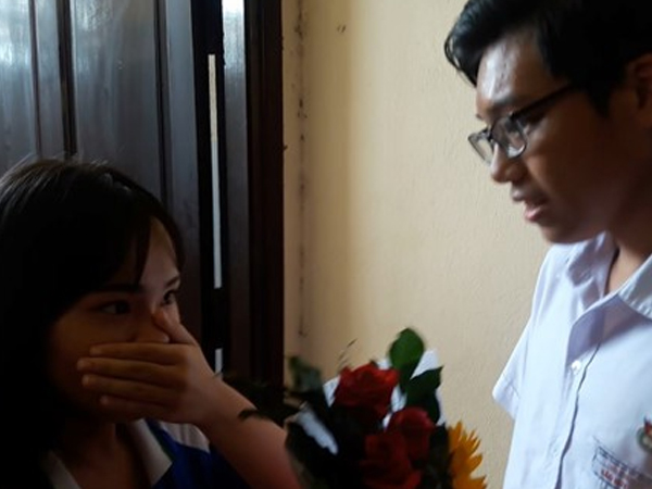 Học sinh Thái Phiên (Đà Nẵng) vây kín nhà vệ sinh nữ xem màn tỏ tình lãng mạn như phim