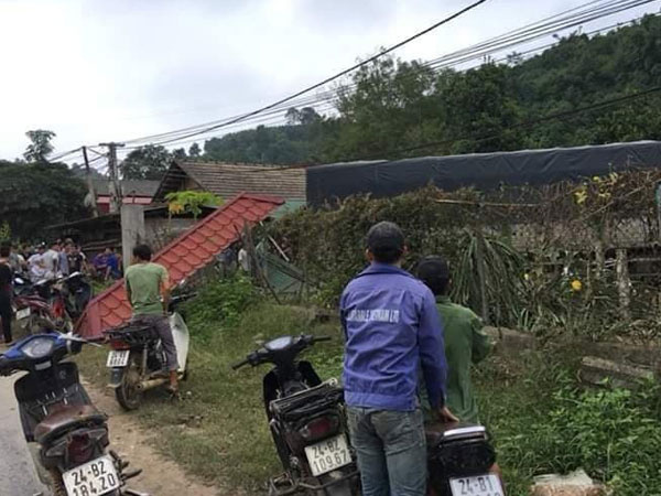 Lào Cai: Đang trong vườn, đôi vợ chồng bị ô tô tải mất lái lao vào đâm tử vong