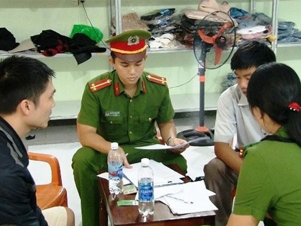 'Phù phép' gần 2.000 bộ quần áo không rõ nguồn gốc thành hàng hiệu