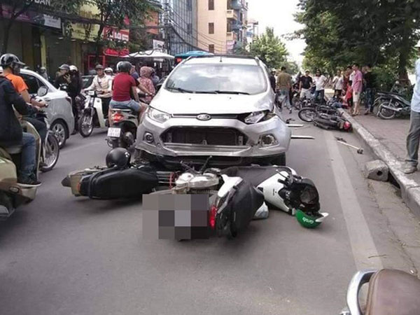 Vụ tai nạn liên hoàn ở Hà Nội khiến mạng xã hội sôi sục cuối giờ chiều chủ nhật