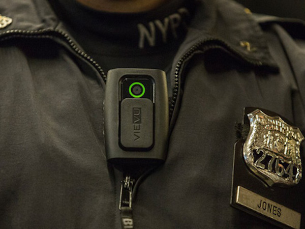 Camera đeo người bỗng nhiên bốc cháy, cảnh sát New York lo ngại