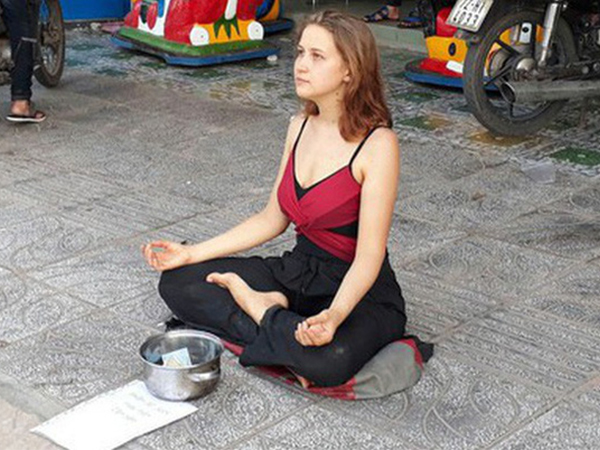 Cô gái Nga xinh đẹp và bạn trai đòi ở lại bệnh viện Phú Quốc, đi vệ sinh ngay tại phòng