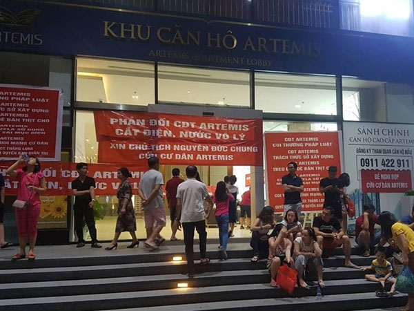 Cư dân chung cư cao cấp ở Hà Nội bị cắt điện, nước vì treo băng rôn 'tố' chủ đầu tư?