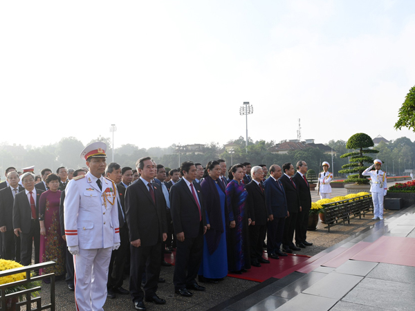 Đại biểu Quốc hội viếng Chủ tịch Hồ Chí Minh