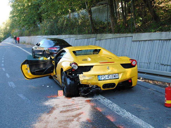 Đua với Ferrari, tài xế Porsche Cayenne gây tai nạn chết người