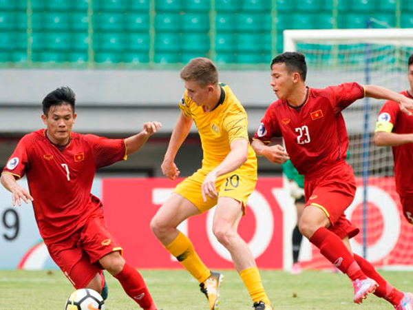 HLV Hoàng Anh Tuấn: 'Đây là sân chơi quá lớn với U19 VN'