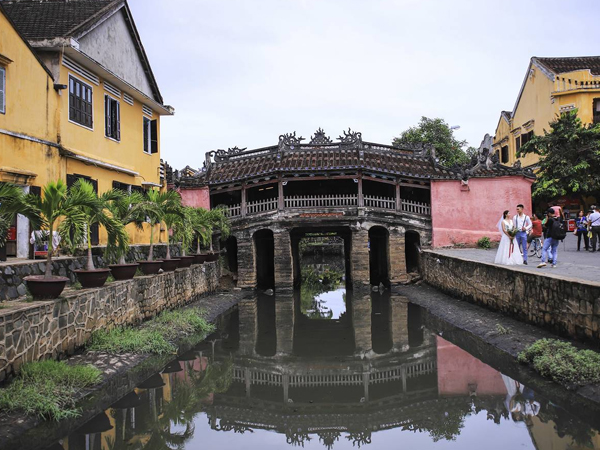 Nước thải hôi thối bao vây Chùa Cầu Hội An