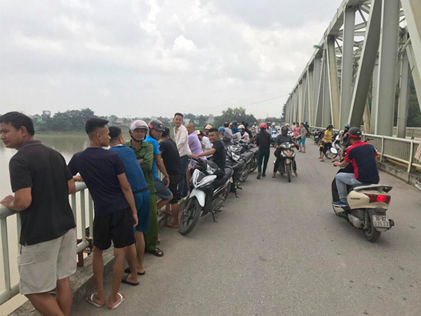 Thanh Hóa: Nam thanh niên đi xe đạp lên cầu Hàm Rồng nhảy xuống sông tự vẫn