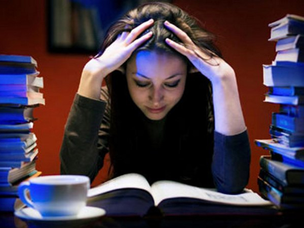 Thức khuya, ăn uống thất thường, sinh hoạt đảo lộn... là những điều khiến số lượng sinh viên trầm cảm, tự kỷ tăng lên mỗi năm