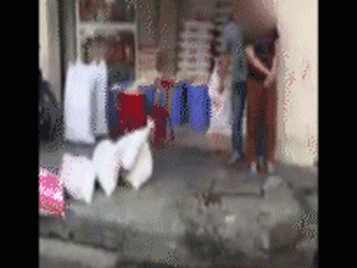 Video: Sau khi đâm gục bà chủ tiệm gạo, hung thủ kề dao vào cổ người khác ngay gần vũng máu