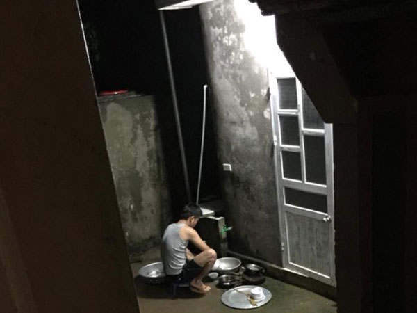 Vợ bức xúc vì chồng vừa rửa bát đã 'tặng' 3 cái tát làm quà 20/10, nghe hết chuyện chị em lại hùa vào trách thêm