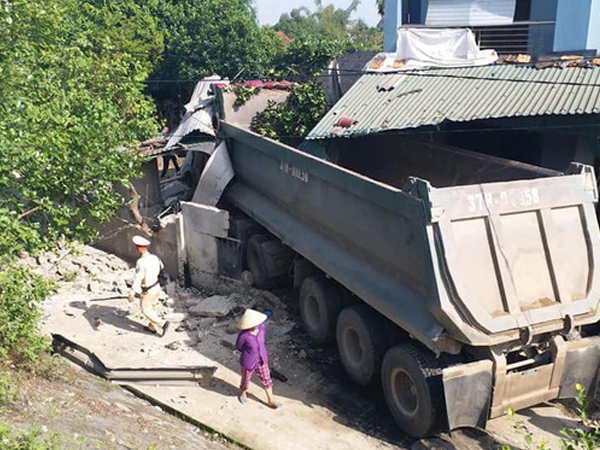 Xe đầu kéo 'bay' khỏi đường đâm sập nhà dân, chủ nhà bị thương nặng