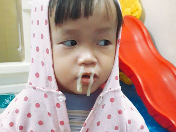 Bức ảnh bé gái mầm non 'thò lò mũi xanh' rất đáng yêu, nhưng người nhận lời khen lại là cô giáo