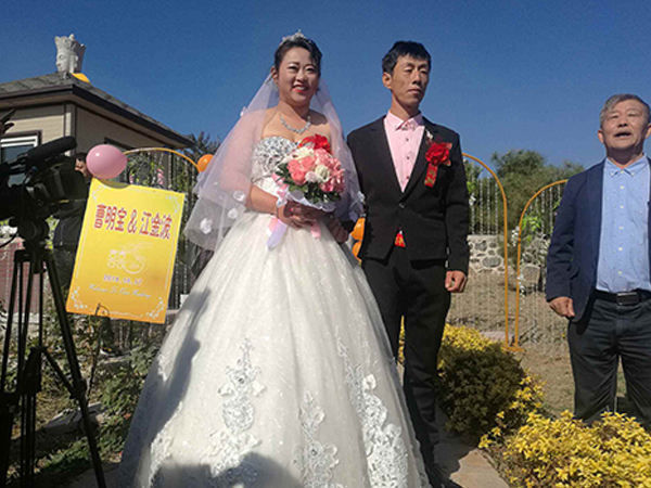 Cô dâu, chú rể Trung Quốc tổ chức đám cưới ở nghĩa trang