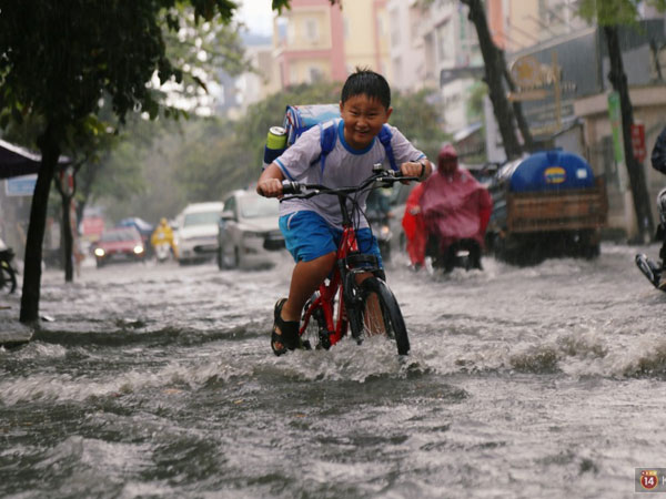 Học sinh Sài Gòn gồng mình lội nước về nhà vì đường biến thành sông sau mưa