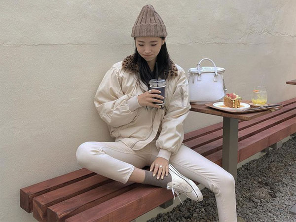 Không phải jeans xanh hay đen, quần jeans trắng mới là item chiếm ngôi vương mùa Thu Đông năm nay