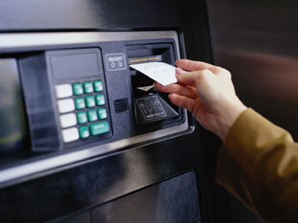Làm gì khi phát hiện tiền trong tài khoản ATM bỗng dưng 'bốc hơi'?