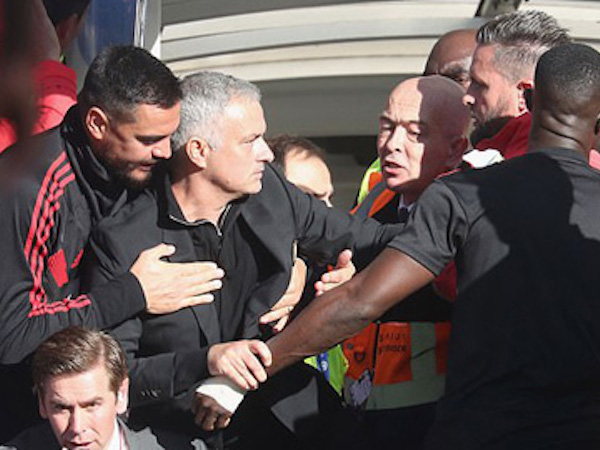 Mourinho thoát nạn, trợ lý của Sarri dính án phạt