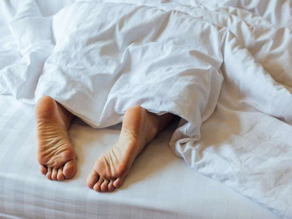 Tại sao thò chân ra khỏi chăn khi ngủ lại tốt và mọi người nên thực hiện?