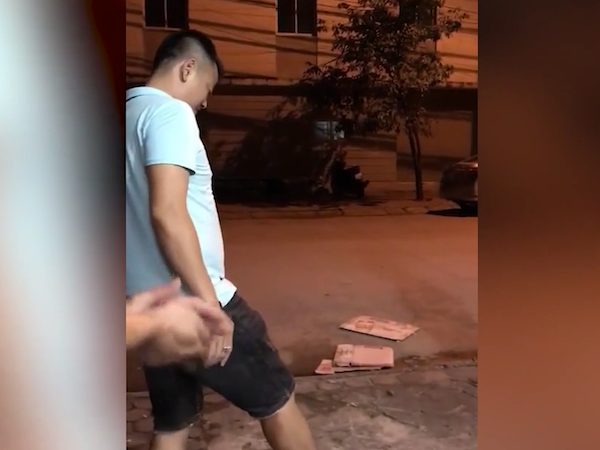 Văn Quyến đá trúng cột điện từ 30 mét