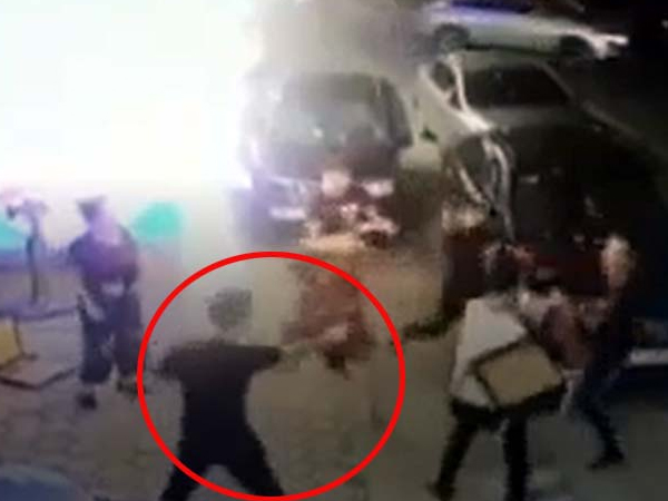 Video hỗn chiến kinh hoàng trong đêm, 2 người trúng đạn