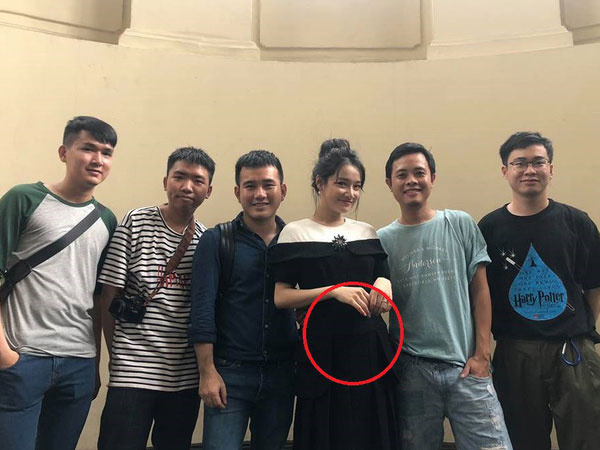 Cố tình diện váy đen kín đáo nhưng Nhã Phương vẫn không che được vòng 2 lùm lùm