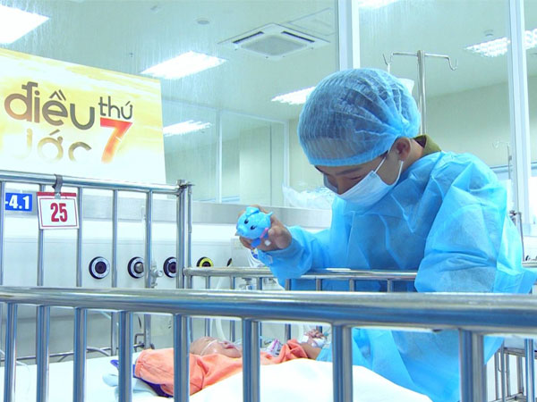 Cuộc gặp gỡ xúc động của 2 đứa trẻ sau vụ cháy lớn ở Đê La Thành: 'Anh đây, em đừng khóc'