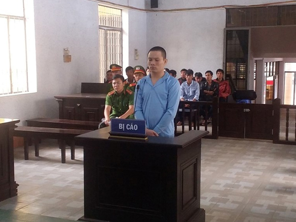 Lĩnh án 11 năm tù vì phóng dao khiến cha tử vong
