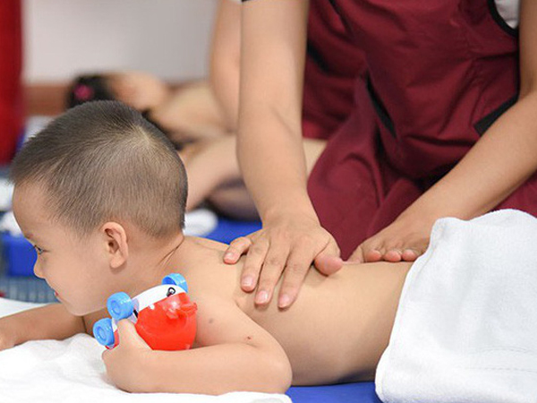 Massage cho trẻ mầm non, lợi bất cập hại