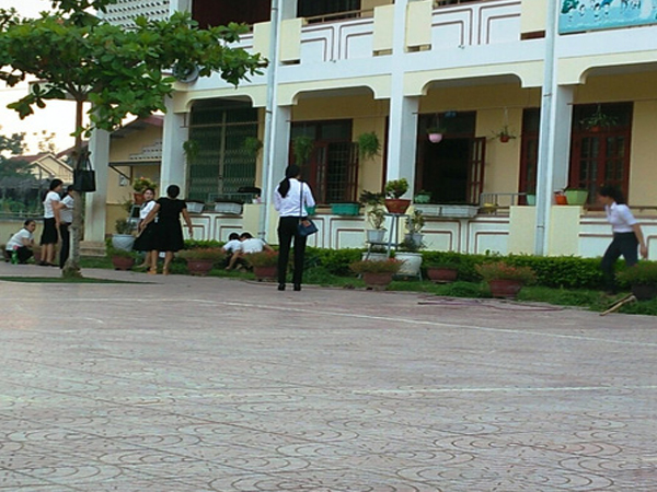 Nam giáo viên mang dao xông vào trường đánh 2 nữ giáo viên bị thương