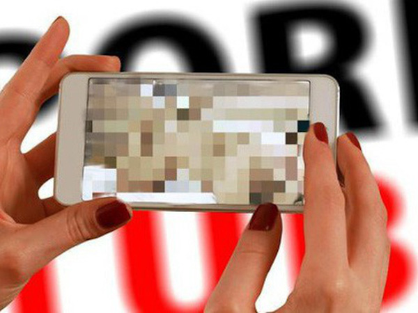 Phim sex gây hại ngang hút thuốc lá - thành viên của Ủy ban thuộc quốc hội Anh cảnh báo