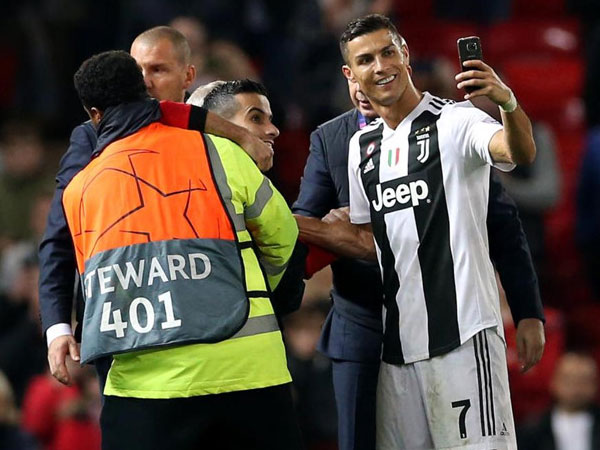Ronaldo selfie với CĐV quá khích của MU sau trận đấu