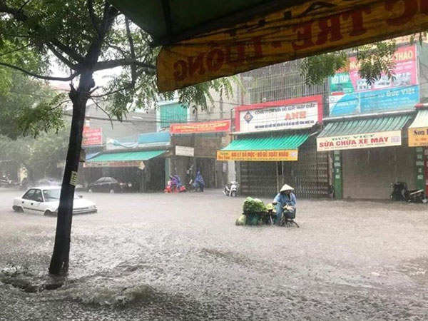TP. Thanh Hóa ngập nặng, phố 'biến' thành sông